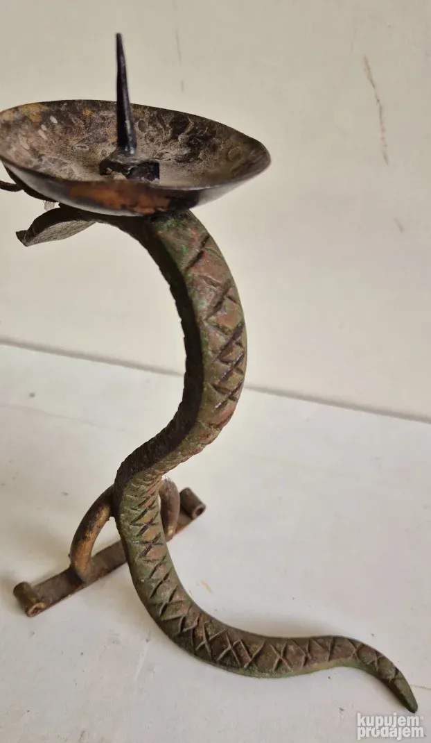 Veoma star mesingani svecnjak u obliku Kobre - rucni rad
