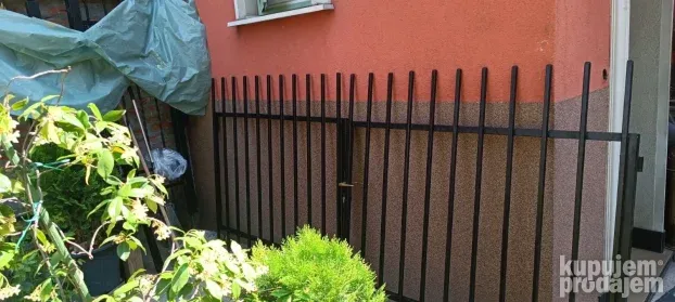 Dvokrilna metalna kapija