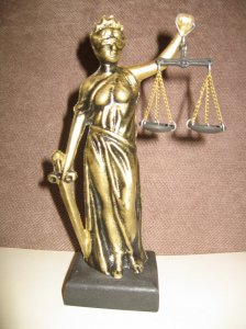 Figura boginja pravde - justicia zlatna-crno postolje