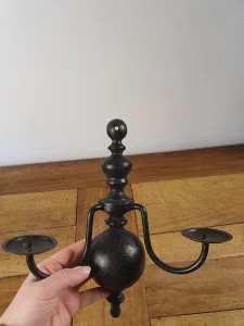Metalni zidni svećnjak