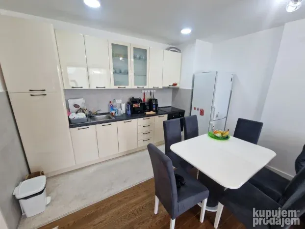Izdajem trosoban stan Planet Residence Niš