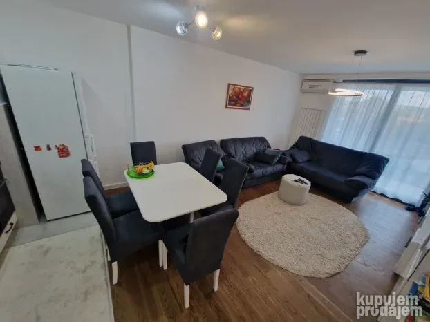 Izdajem trosoban stan Planet Residence Niš