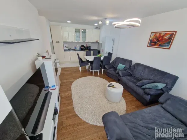 Izdajem trosoban stan Planet Residence Niš