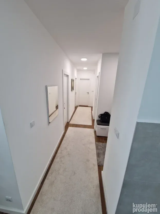 Izdajem trosoban stan Planet Residence Niš