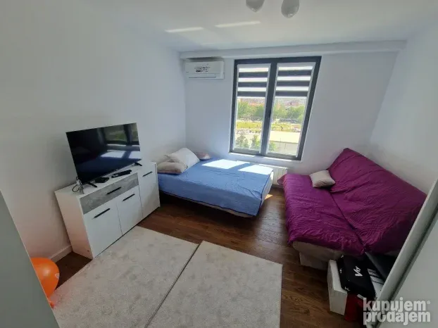 Izdajem trosoban stan Planet Residence Niš