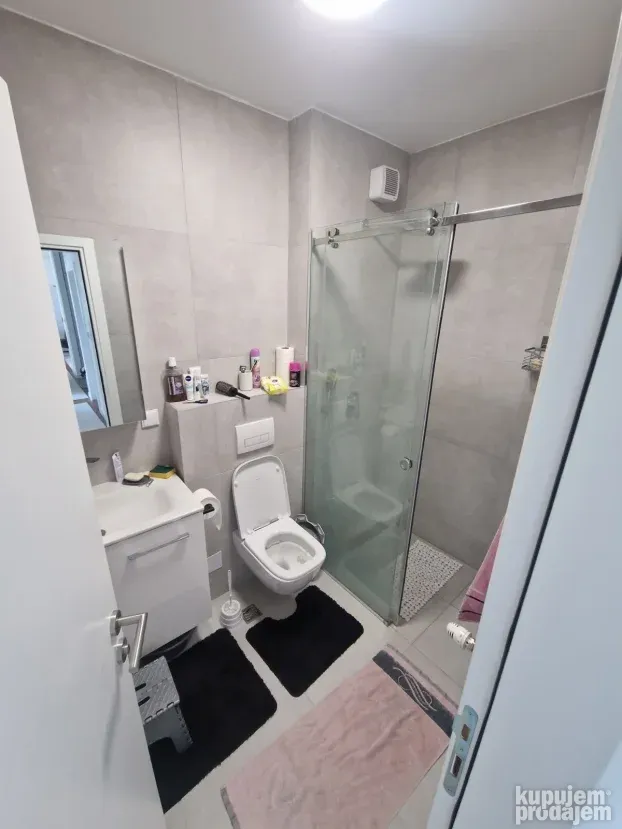 Izdajem trosoban stan Planet Residence Niš