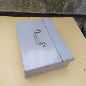 Manja metalna kutija