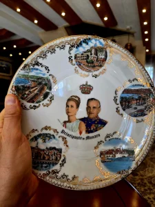 Stari tanjir iz Monaca, Grejs Keli i princ Renije 3, 23 cm