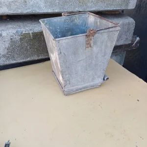 Stara kanta za sipanje uglja