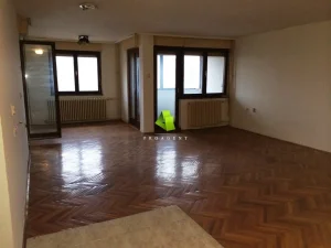 Odličan trosoban stan na Bulevaru Nemanjića
