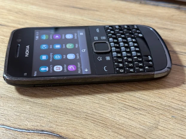 Nokia E6