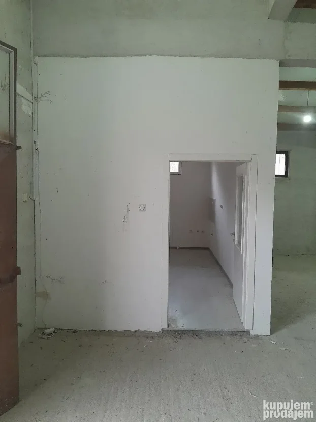 Izdajem magacinsko-poslovni prostor 280m2