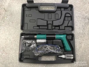 Automatski pistolj za eksere u koferu