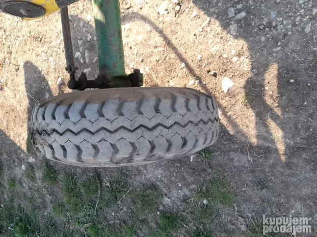 Zadnji tockovi 8.50 r12 john deere