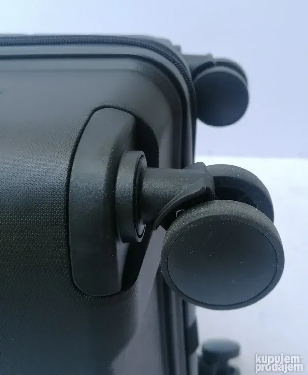 RASPRODAJA Veliki kofer od polipropilena model PP 004 crni