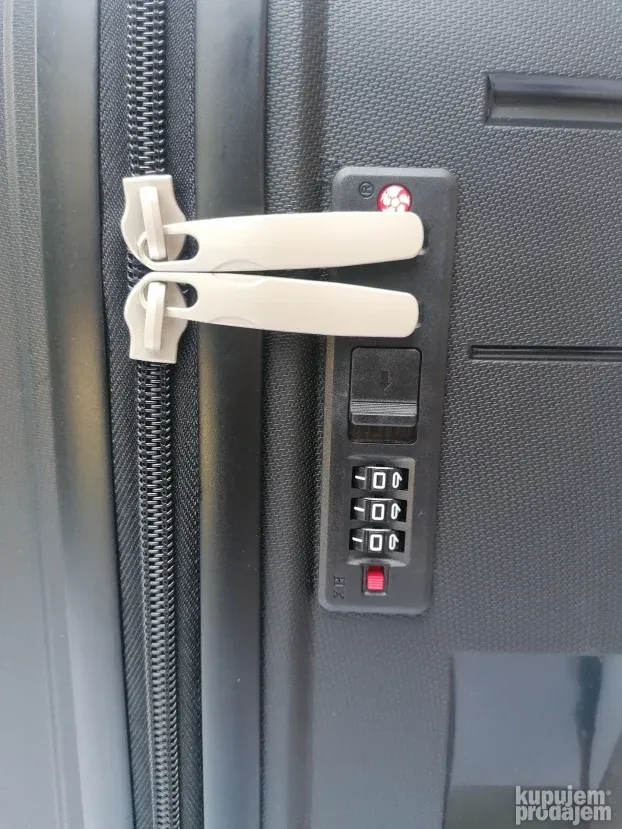 RASPRODAJA Veliki kofer od polipropilena model PP 004 crni