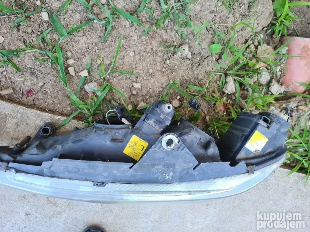 Levi i desni far peugeot 406 providni