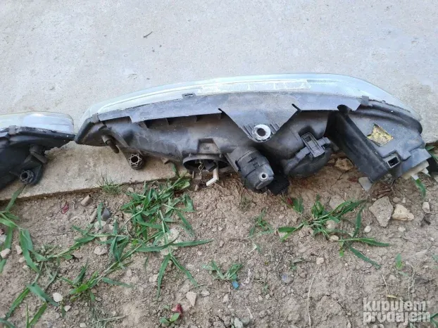 Levi i desni far peugeot 406 providni