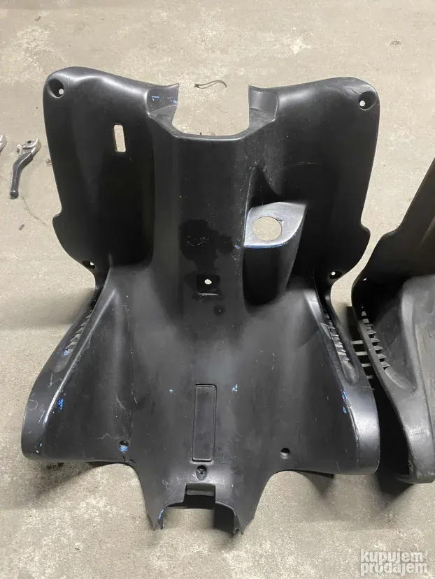 Yamaha aerox plastika delovi