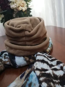 Bež oker šešir CA i šal