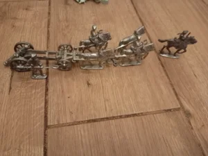 olovne figure zaprega sa topom 5 konja 3 konjanika i top