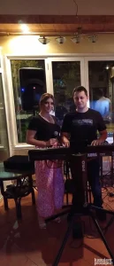 Muzika za slavlja, Klavijaturista i pevačica