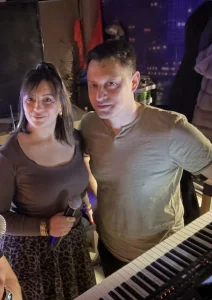 Muzika za slavlja, Klavijaturista i pevačica