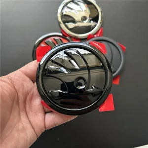 Skoda znak crni skroz 9cm
