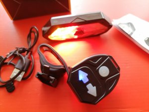 Lampa stop svetlo sa zmigavcima Bluetooth