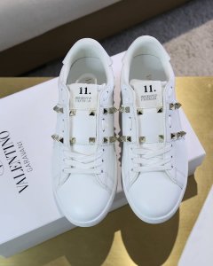 Valentino Rockstud Untitled - model 121