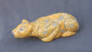 Keramička figura lavice.