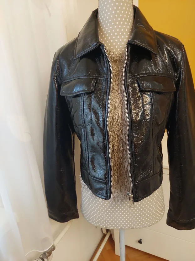 STRADIVARIUS jakna lak koza vestacka S vel Nova