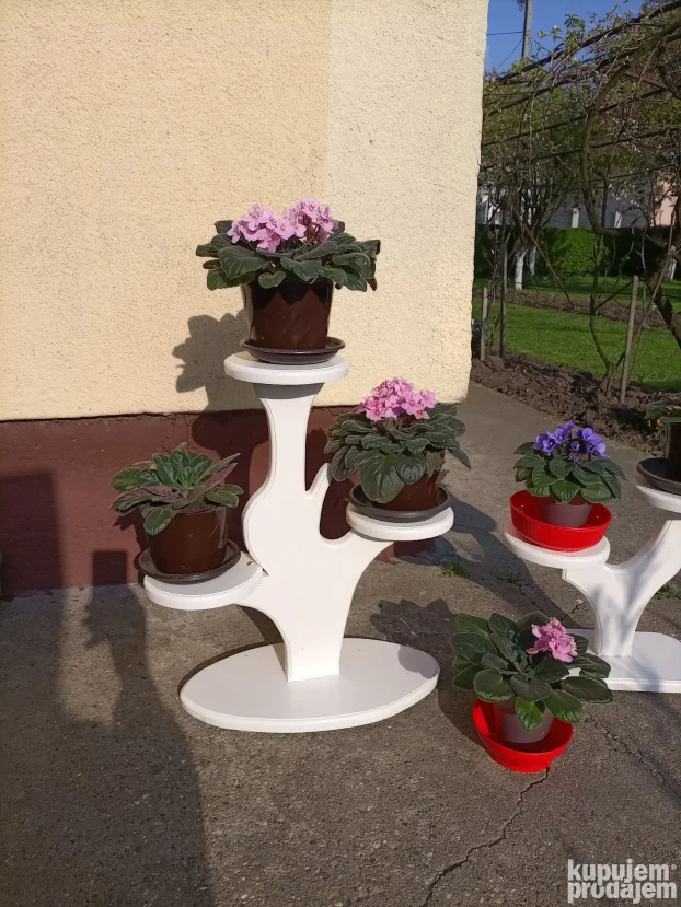 Tri police za cveće