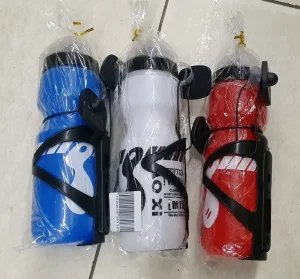 Nosac bidona i bidoni u beloj, plavoj i crvenoj boji