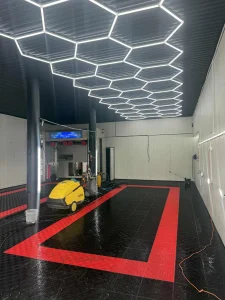Radnik u Auto Perionici, Perac- Auto Centar Hobotnica
