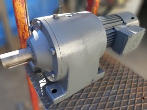 Reduktor 0,75 kw 23 o/min sa kocnicom