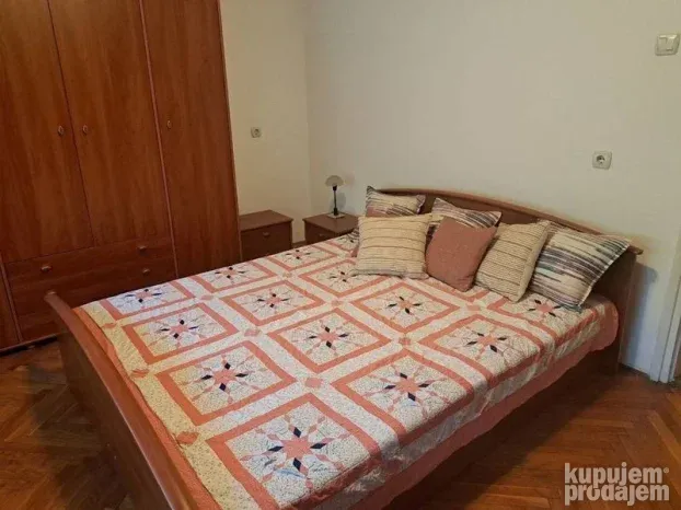 Železnička stanica, trosoban, 75m2, 400e