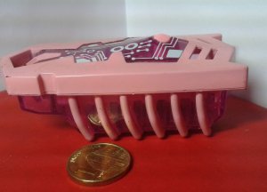 Pink stonoga kupuje cipele Metro