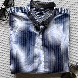 TOMMY HILFIGER ORIGINAL muska kosulja na teget bele pruge XL