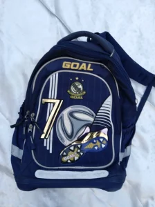 Ranac sa anatomskim ledjima sa imitacijom fudbalske kopačke