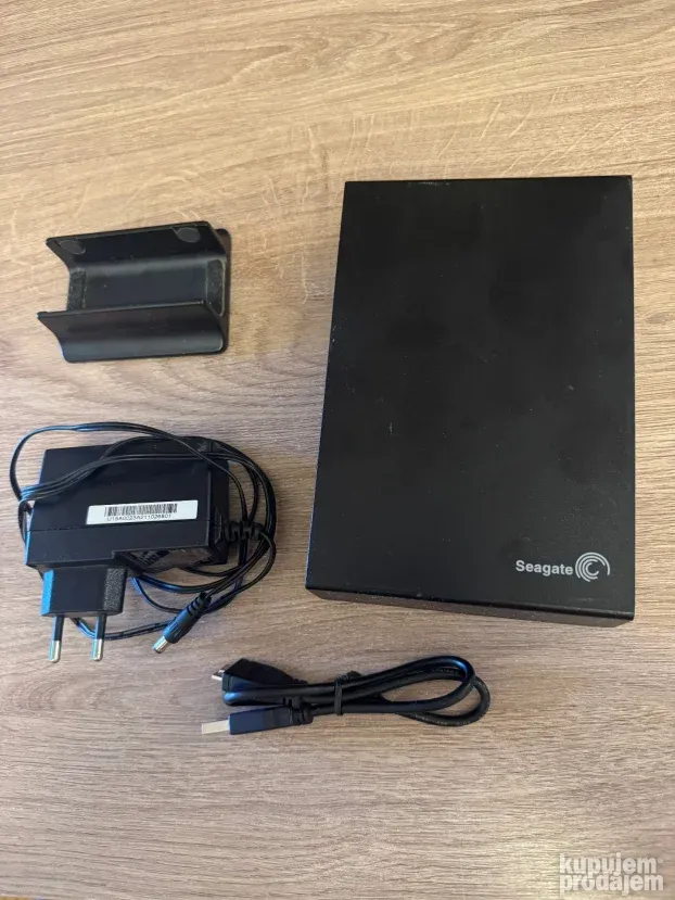 Prodajem perfektan eksterni harddisk 3TB (punjač + stalak!)