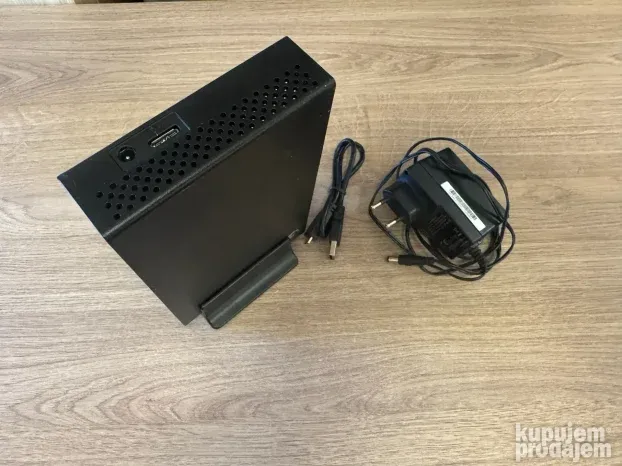 Prodajem perfektan eksterni harddisk 3TB (punjač + stalak!)
