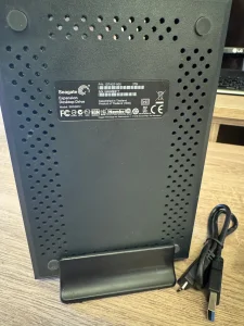 Prodajem perfektan eksterni harddisk 3TB (punjač + stalak!)