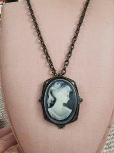 Prelep stari lancic sa priveskom u vidu Kameje