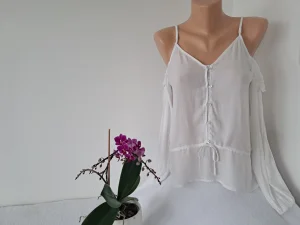 H&M bela bluza sa golim ramenima vel 38