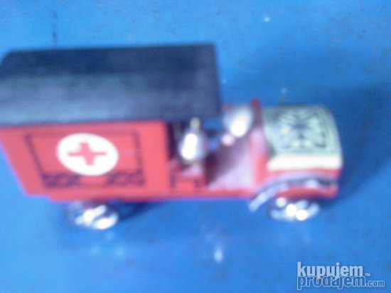 drvena maketa starih ambulantnih kola
