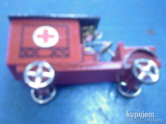 drvena maketa starih ambulantnih kola