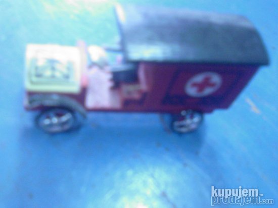 drvena maketa starih ambulantnih kola
