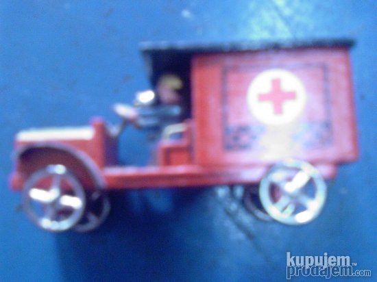 drvena maketa starih ambulantnih kola