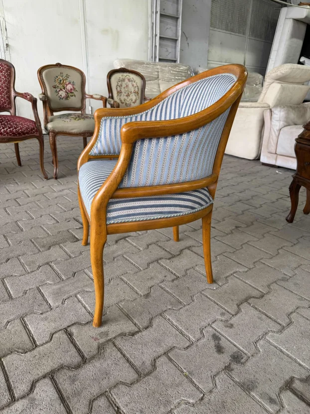 Elegantan mid-century salonski komad